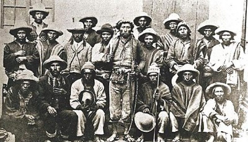 F2 400px-Grupo_de_campesinos_liderados_por_Zárate_Willka,_que_participó_de_la_Guerra_Federal_de_1899