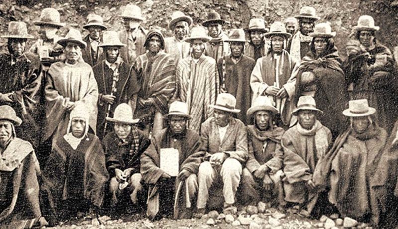 Indígenas en grupo