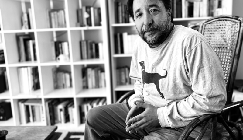 Juan Pablo Piñeiro blanco y negro