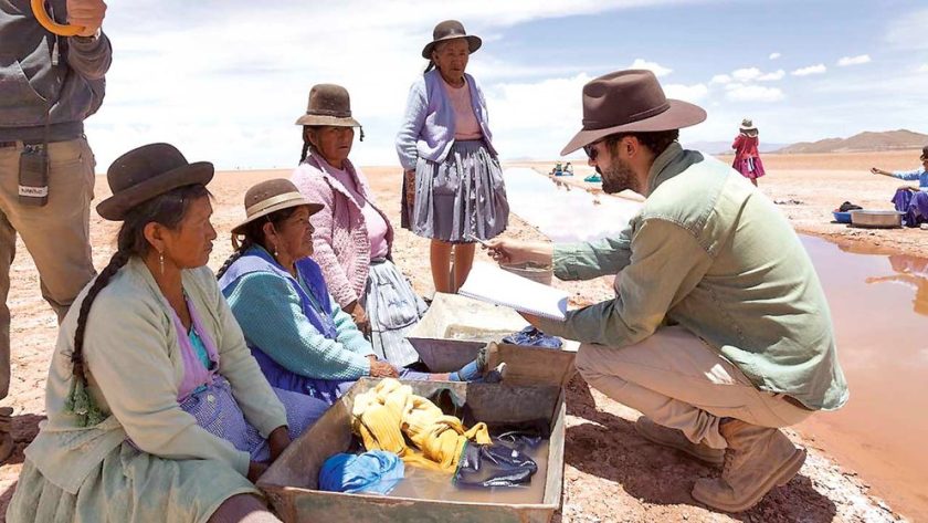 Utama Alejandro Loayza con mujeres