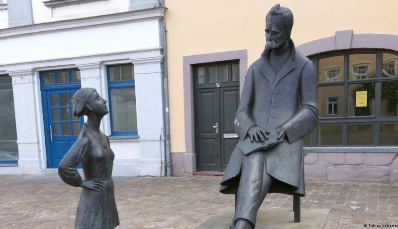 Nietzsche estatua foto