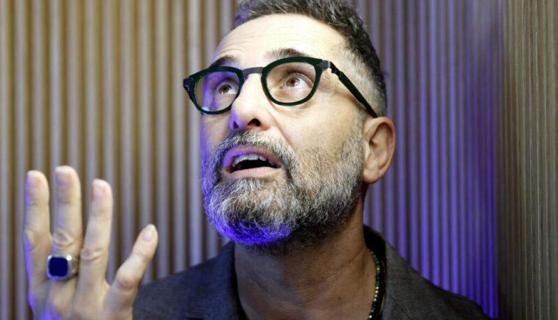 Jorge Drexler: "La música urbana trata el sexo de forma muy frontal"
