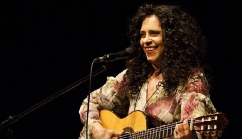 Gal Costa toca guitarra