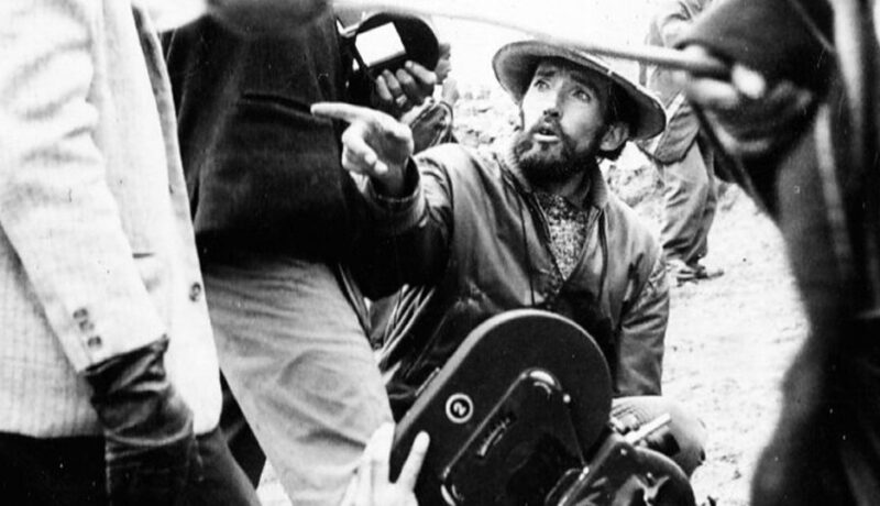 Jorge Sanjinés de joven dirige