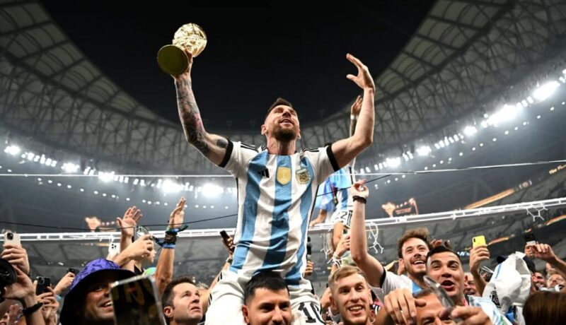 Messi levanta Copa del mundo