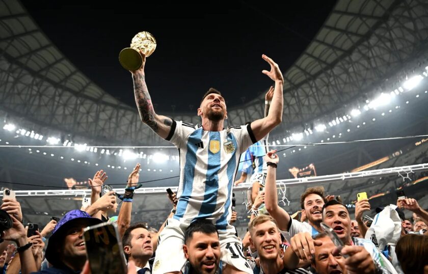 Messi levanta Copa del mundo