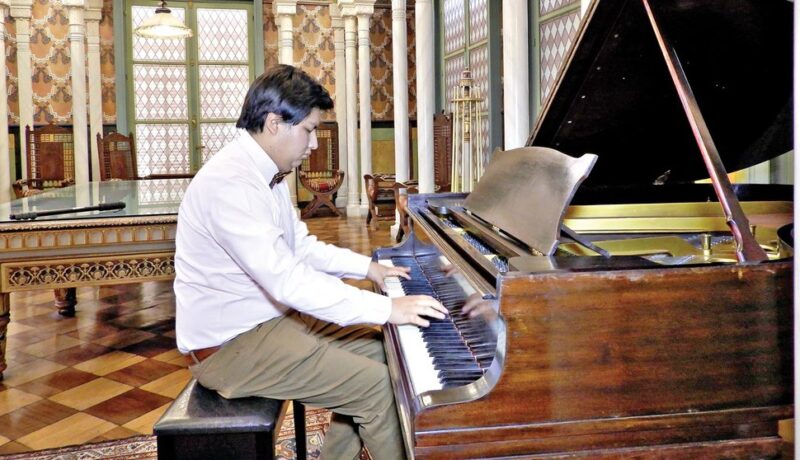 Ernesto Flores toca piano