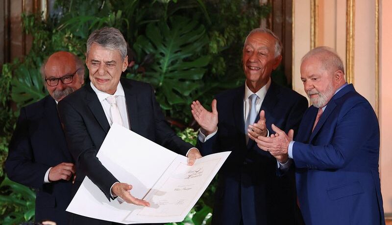 El presidente de Brasil, Luiz Inácio Lula da Silva, entrega el Premio Camoes al cantante y escritor brasileño Chico Buarque, junto al presidente del jurado, Manuel Frias, y al presidente de Portugal, Marcelo Rebelo de Sousa, en Lisboa, Portugal