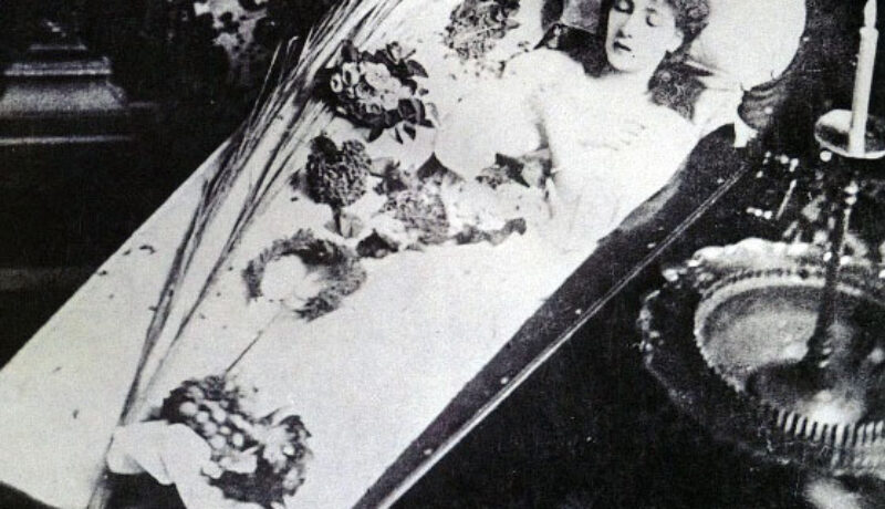 Sarah-Bernhardt en ataúd