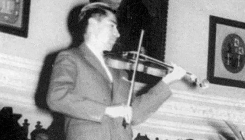 Atiliano auza violín