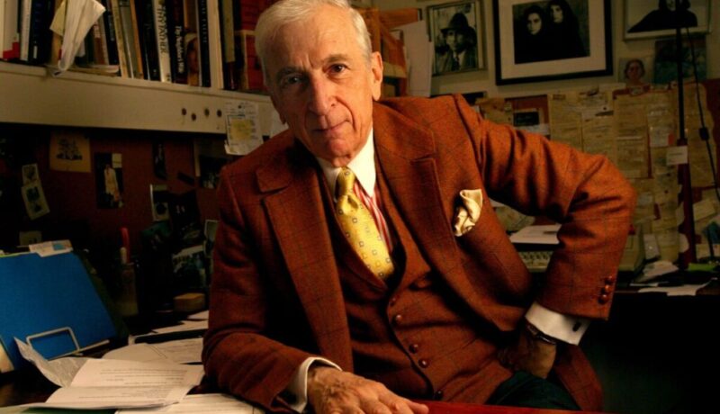 Gay Talese en escritorio
