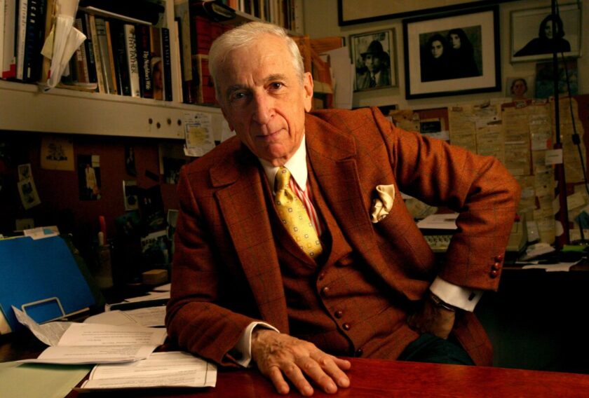 Gay Talese en escritorio