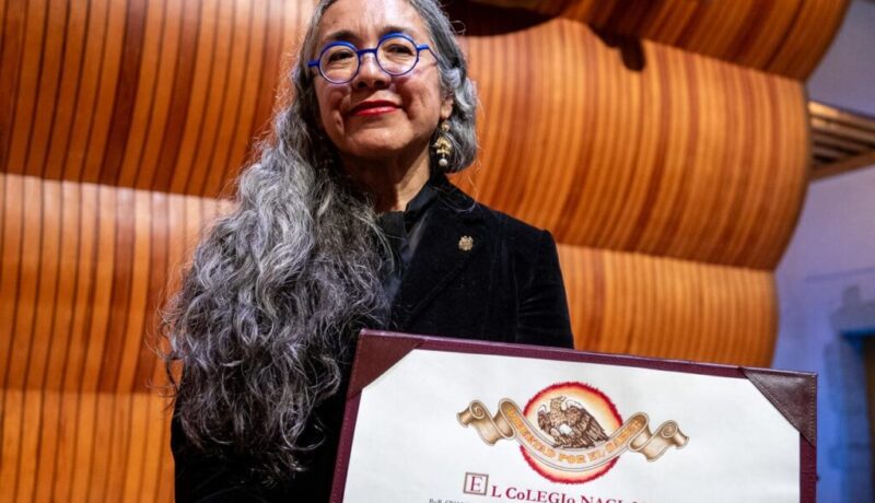 "Escribo para saber", asegura Cristina Rivera Garza al entrar al Colegio Nacional