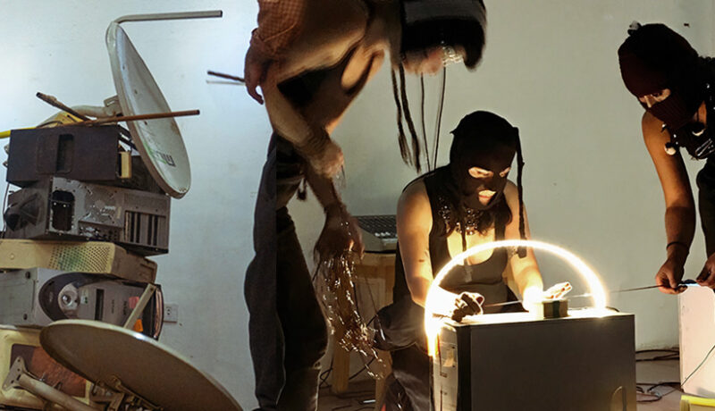 Integrantes del Penúltimo Balneario en una intervención sonora.