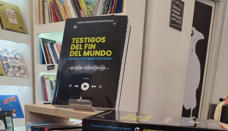 Testigos libro en libreria foto horizontal