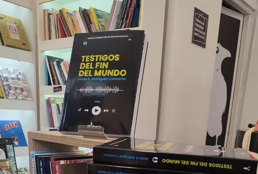 Testigos libro en libreria foto horizontal