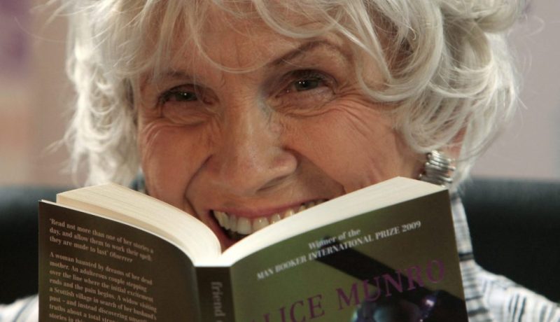 Alice Munro con libro
