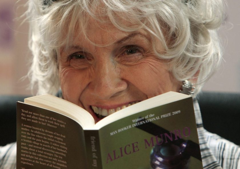 Alice Munro con libro