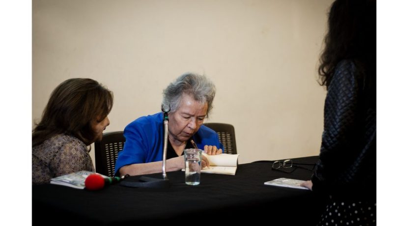 Norah Zapata firma libro foto