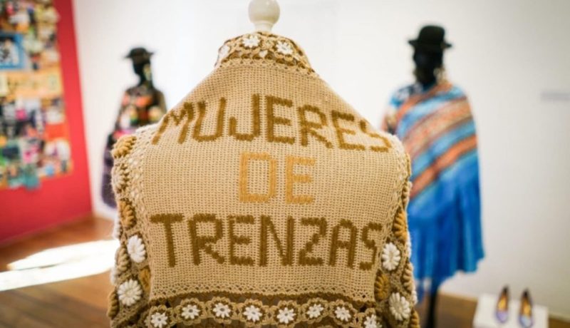 Mujeres de trenzas expo