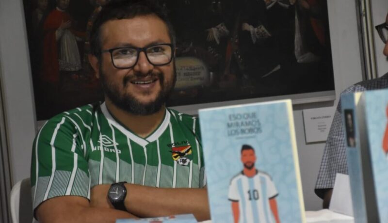 Santiago con foto de libro bobo