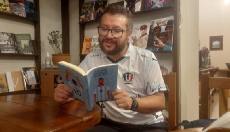 Santiago lee libro bobo en Sucre