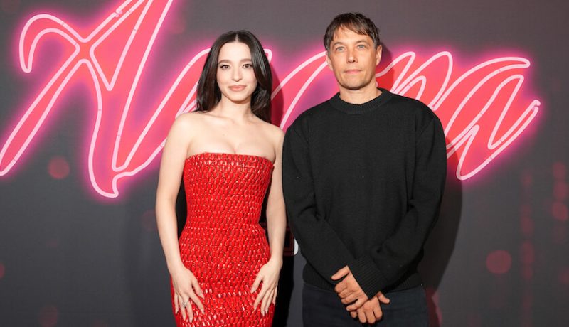 Sean Baker y Mikey Madison