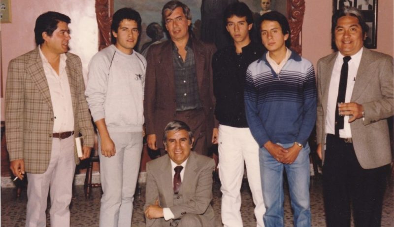 Vargas Llosa con estudiantes de La Salle