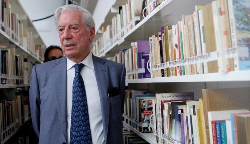 Vargas Llosa en biblioteca