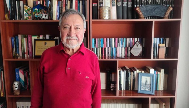 Juan Carlos Salazar en biblioteca