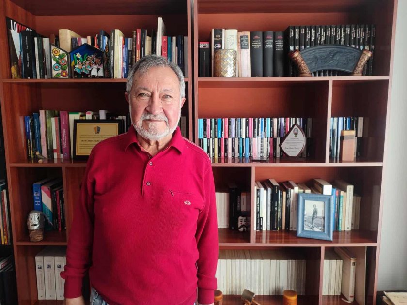 Juan Carlos Salazar en biblioteca