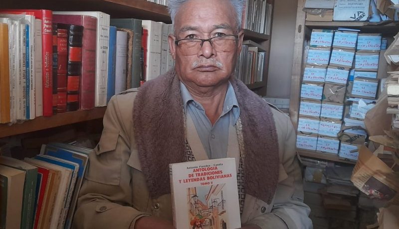 Huáscar Paredes-Candia en biblioteca