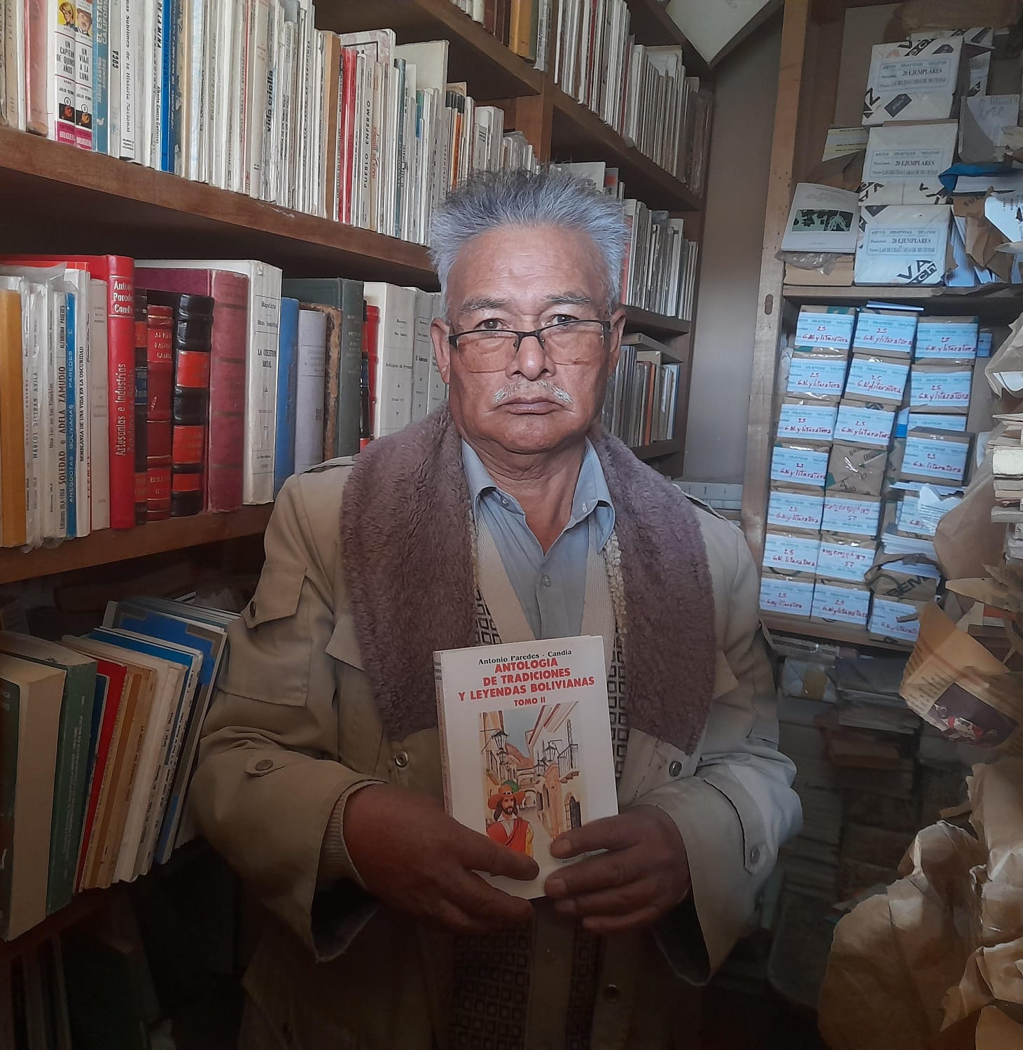 Huáscar Paredes-Candia en biblioteca